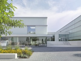 Der 2022 fertig gestellte Anbau an das Museum mit Blumenbeet im Vordergrund.