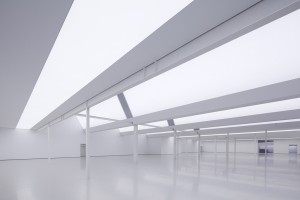 leerer Museumsraum: Shedhalle mit Lichtbändern