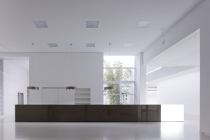 heller, leerer Museumsraum mit Empfangstheke