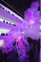 Bild 4: Ein rießiges Lichtkunstwerk aus wild geschwungenen Neonröhren in Lila-Tönen füllt den über 15 Meter hohen Ausstellungsraum